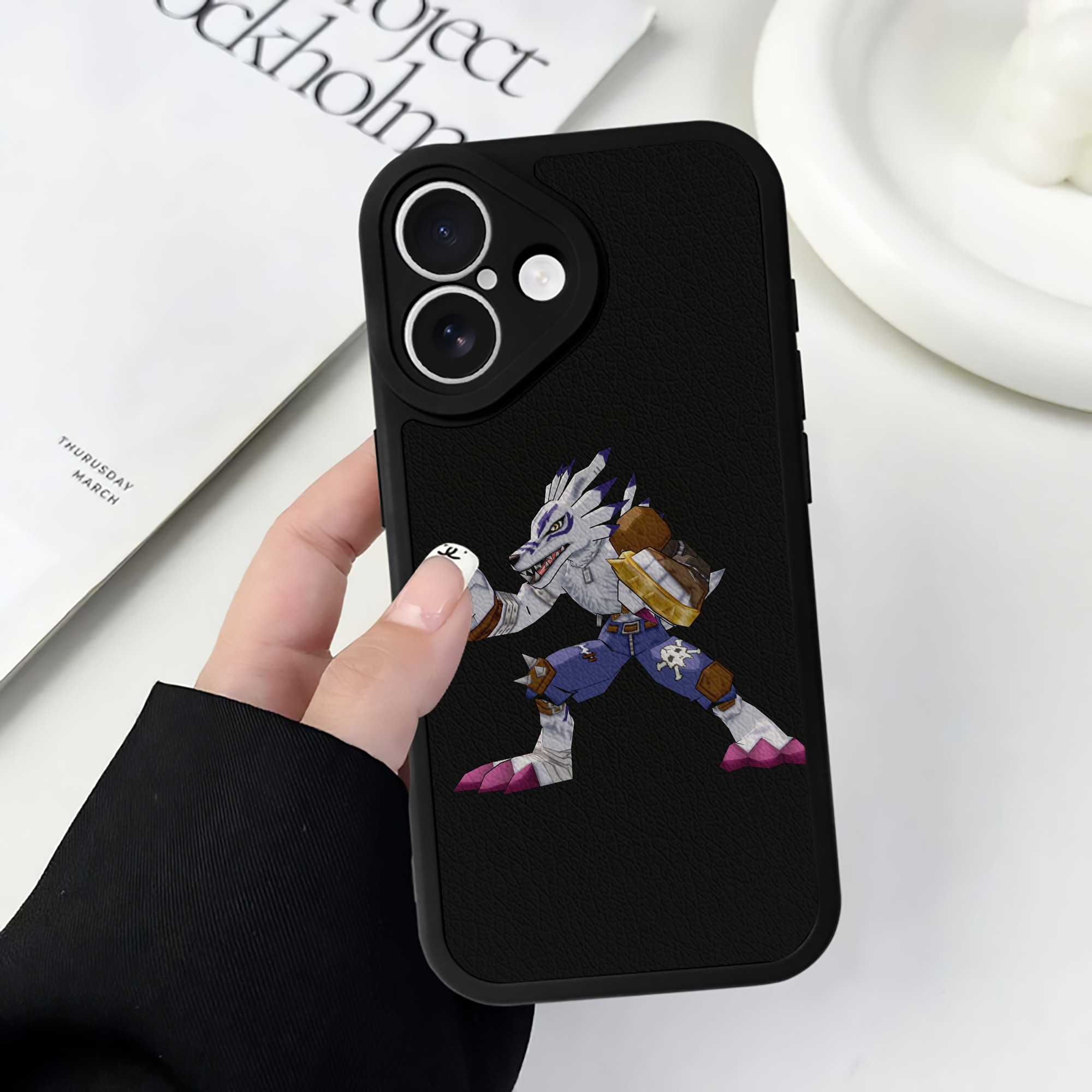 （画像用） Digimon デジタルモンスター/デジモン 【iPhone 16シリーズ対応】シリコンスマホケース（レザー調） 材質：シリコン